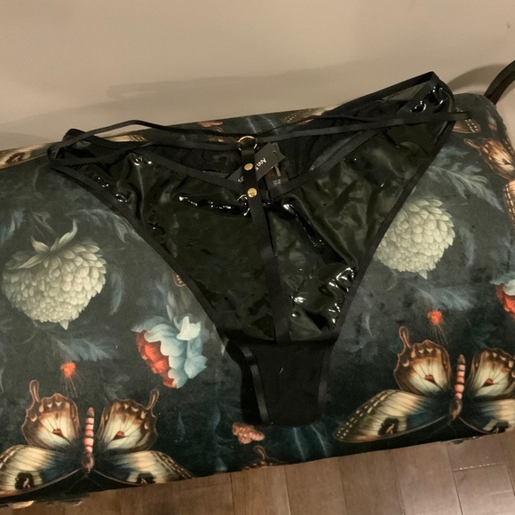 Ann summers patent black strappy thong - Picture 1 of 1